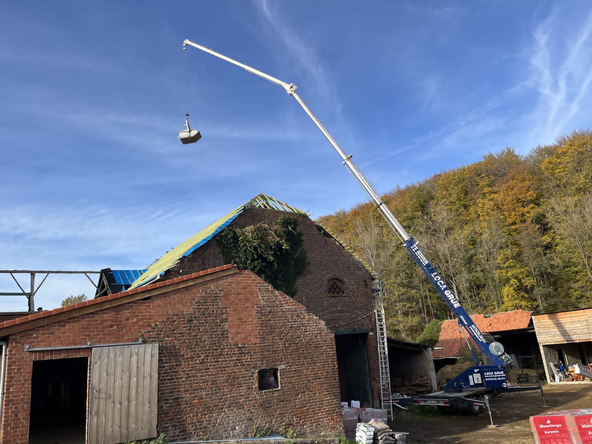 Grue tractable AHK 30/1500 sur chantier de toiture
